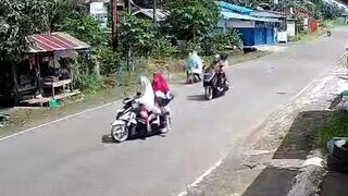 Mom’s Fatal Mistake Leaves Two Motorcyclists Crashed in Horror