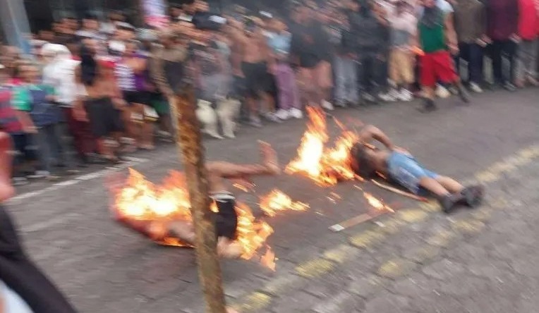 Two Suspected Hitmen Burned Alive by Angry Mob in Ecuador