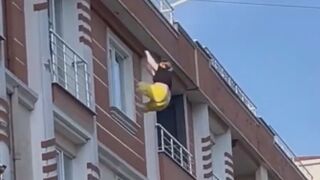 Woman Who Was Not Allowed To See Her Children Jumps From The 4th Floor In Turkey