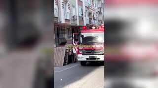 Woman Who Was Not Allowed To See Her Children Jumps From The 4th Floor In Turkey