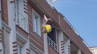 Woman Who Was Not Allowed To See Her Children Jumps From The 4th Floor In Turkey