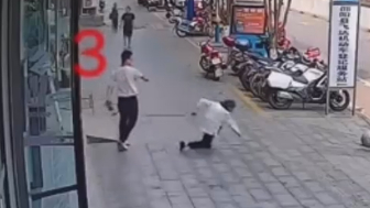 POS Drops An Old Woman In Random Attack In China