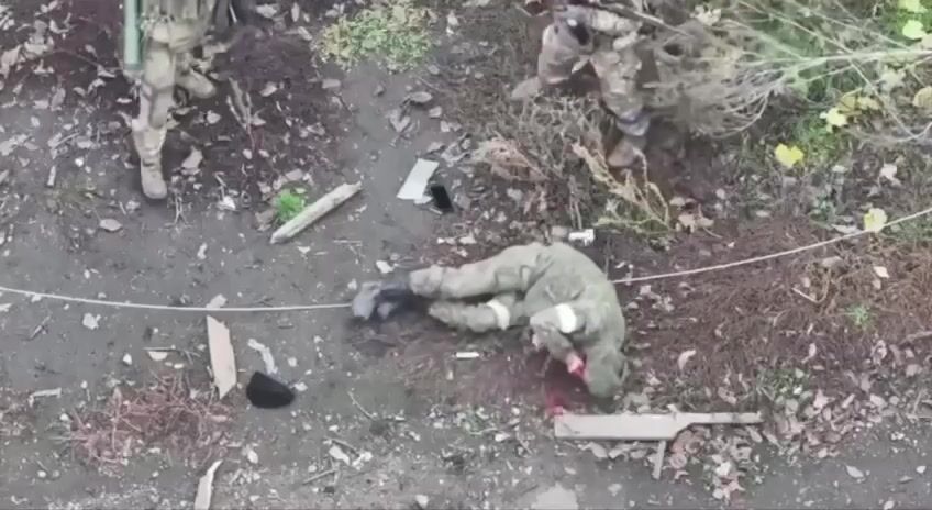 WAR CRIME:Execution of a Russian soldier at point-blank range