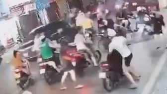 Loser Of The Day: Moped Rider Starts A Road Rage Fight And Gets Beaten Unconscious