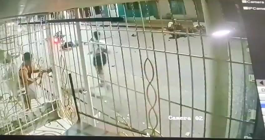 Violent motorcycle crash leaves two men dead and a woman injured in Colombia