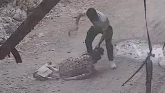Brut Attacks Helpless Woman With A Scythe Leaves Her Dying On The Road In India