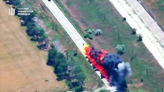 Now burning alive ruzky fuel cistern truck driver running out
