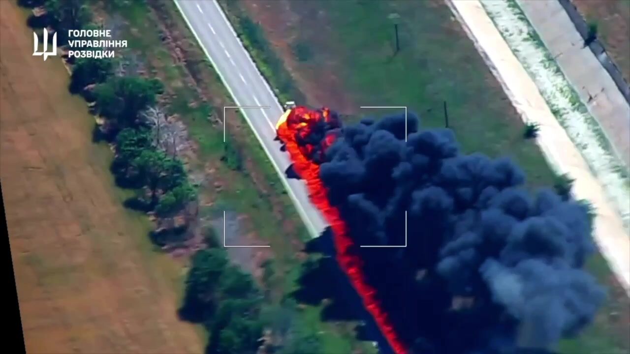 Now burning alive ruzky fuel cistern truck driver running out