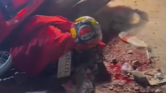 Bus Collides With 2 Motorcycles Killing 4 In Indonesia