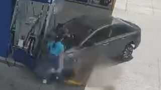 Driver crashes into a gas station, leaving two injured in Honduras