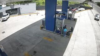 Driver crashes into a gas station, leaving two injured in Honduras