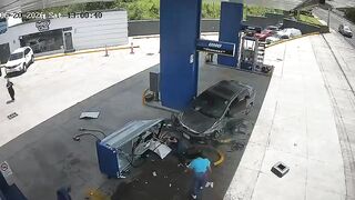 Driver crashes into a gas station, leaving two injured in Honduras