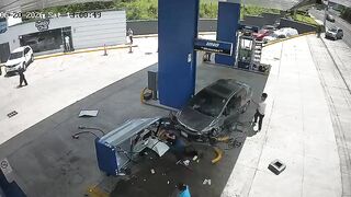 Driver crashes into a gas station, leaving two injured in Honduras