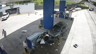 Driver crashes into a gas station, leaving two injured in Honduras