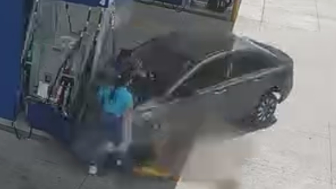 Driver crashes into a gas station, leaving two injured in Honduras