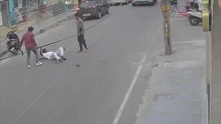Man Chased And Murdered With A Sickle On A Busy Road In India