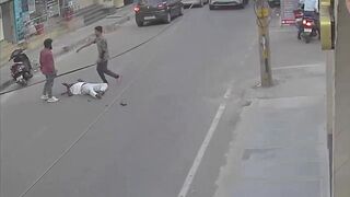 Man Chased And Murdered With A Sickle On A Busy Road In India