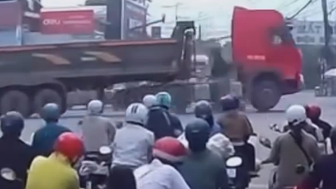 Moped Rider Crushed to Death by Truck in Front of Horrified Group