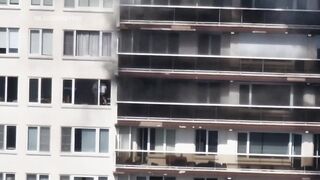Man seen climbing from balcony during Antwerp fire