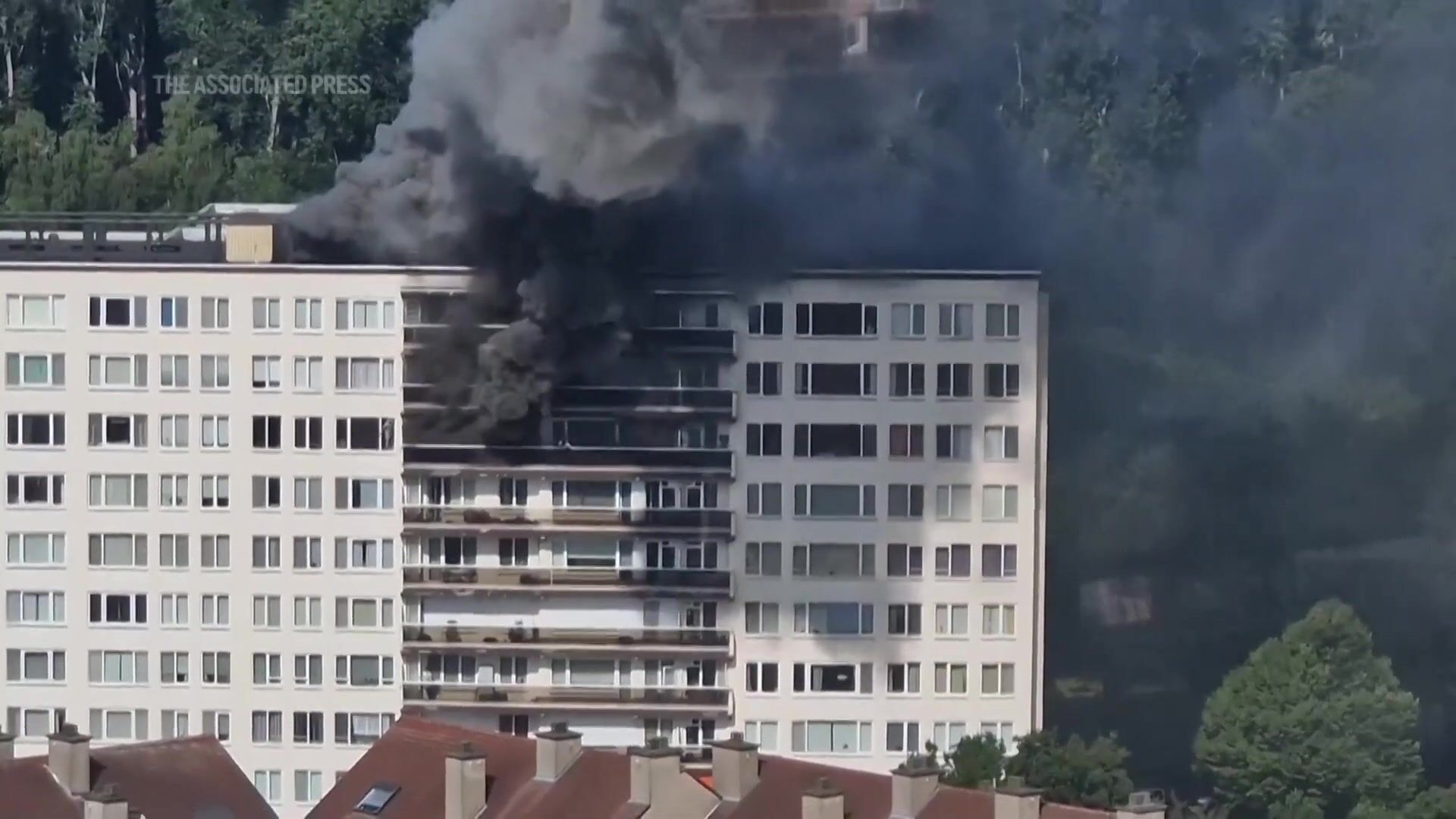 Man seen climbing from balcony during Antwerp fire