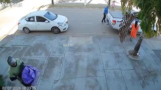 Fake Delivery Man Executes Victim In Front Of Law Office
