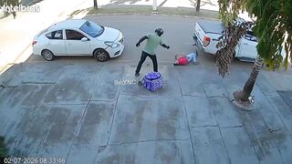 Fake Delivery Man Executes Victim In Front Of Law Office