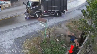 Indonesian Trucker Having A Shitty Day