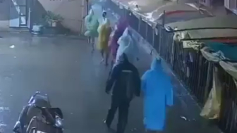 Flying Tin Roof Crushed Three Devotees Heavy Rain In India