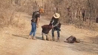 Cartel  Família Michoacana Execute Two CJNG Members With Sniper Rifle {CLASSIC VIDEO}
