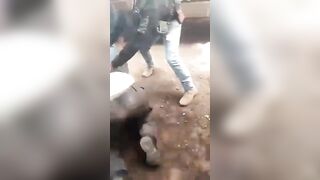 State Attorney General's Office Agent Gets Clubbed By Cartel Sicarios In Michoacán, MX