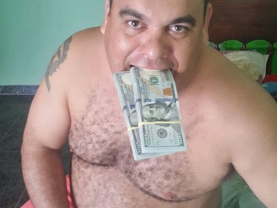 Fat daddy killed after money selfie