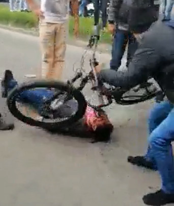 Man Beaten Bloody by Mob Keeps Being Kicked in Head