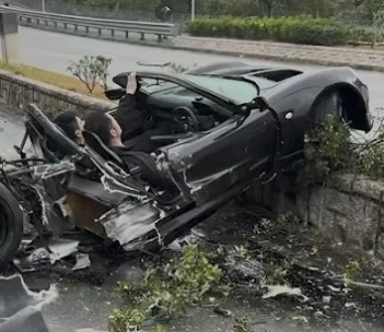 Hong Kong Driver and Passenger Narrowly Avoid Death as Airborne Black Lotus Exige Slams Into Lamp Post and Splits Nearly In Half