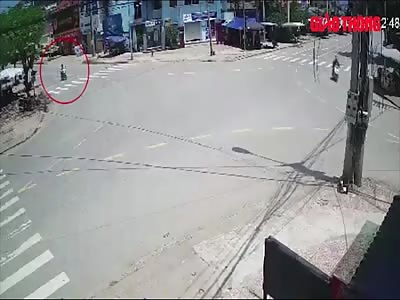 young people cross the red light causing an accident