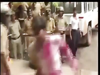 Ãndia police beat people with sticks