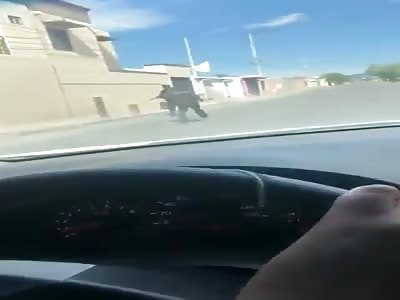 Criminal with knife tries to escape from cops.