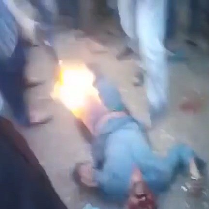 Mob lynched a Robber to Death In Karimabad Karachi