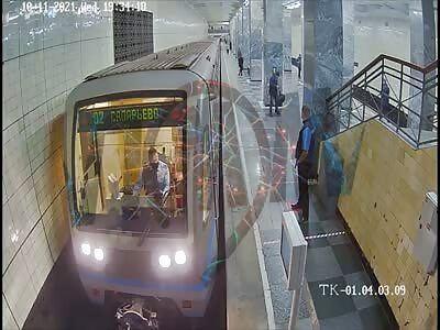 Drunken Man Falls Under Moscow train
