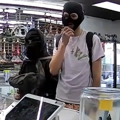 Robber Got Fucked Up By Cashier (Extended Video) 
