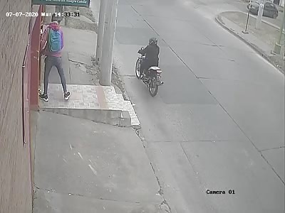  Thief robs a girl (Tucuman - Argentina), Motochorro