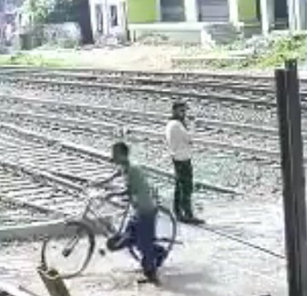  Dude Pulverized By Train...