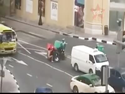 LoL: Naked aggressor on a street in Dubai