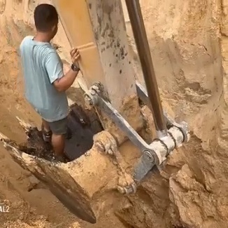 Pipeline Worker Gets Buried Under Pile of Falling Rocks 