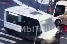 In Moscow, a minibus driver hits and runs over a pedestrian