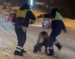 Drunk RU with a knife vs RU traffic policemen (different angle)