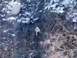 A fleeing Russian leads a UA drone to his comrades