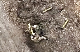 UA drone drops 2 grenades on a Russian ATGM position