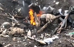 RU soldier bleeds out on his knees as he stares at his burning foxhole