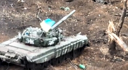 Ukrainian T-72 blasts entrenched RU infantry at close range...