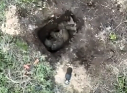 UA drone bombs RU soldiers hiding under rubble next to railroad tracks